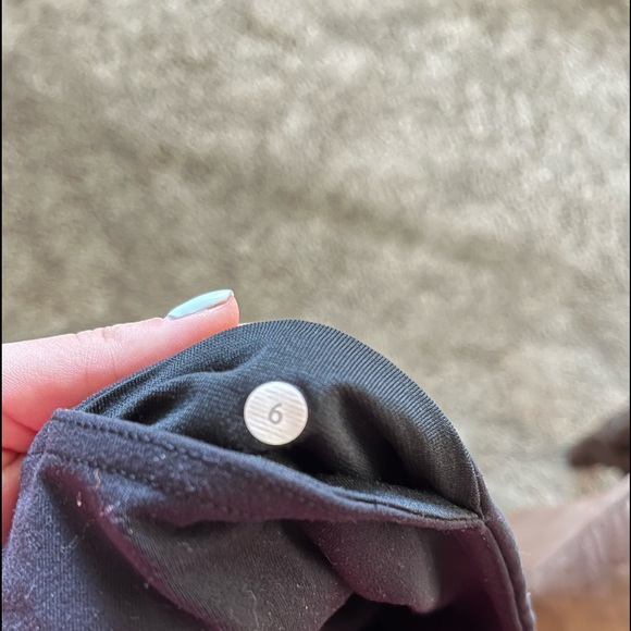 Black lululemon leggings size 6 - Picture 4 of 4